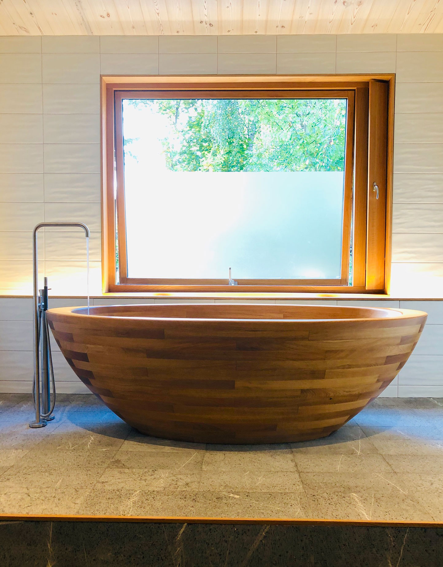 Image no. 2 of Wooden bathtub Baula and two Kapai washbasins - Swedish Villa