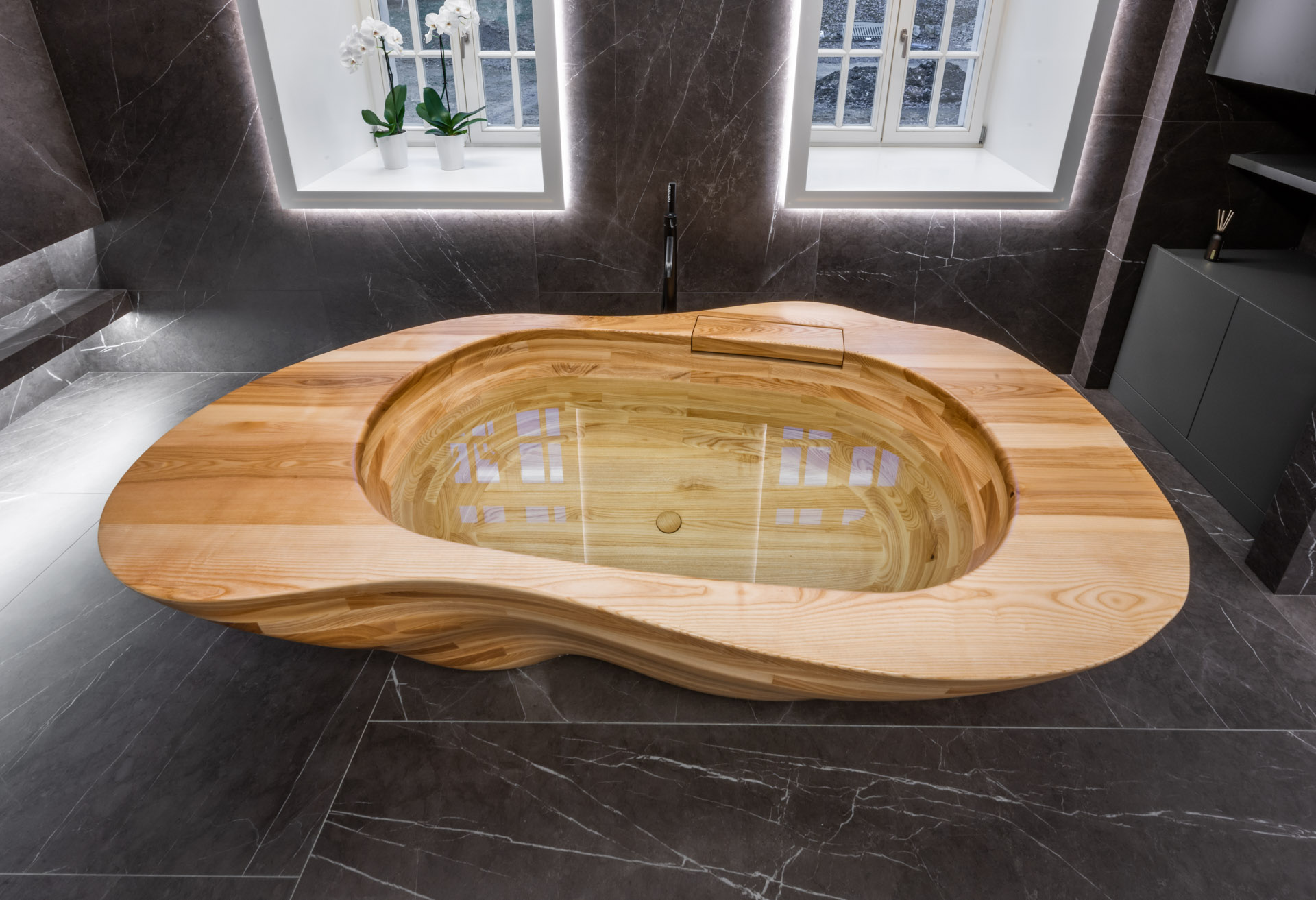 Image no. 3 of Custom bathtub and washbasin crafted in Ash wood - Defacto