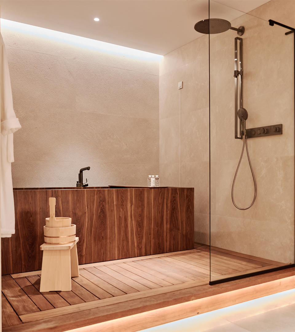 Wooden bathtub Puari crafted in Walnut. Hotel Ritz-Carlton Istanbul